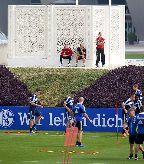 Auf dem Platz trainieren die Schalker, auf der anderen Seite des Zauns sitzt Arjen Robben und schaut bei Training zu. Die Bilder.