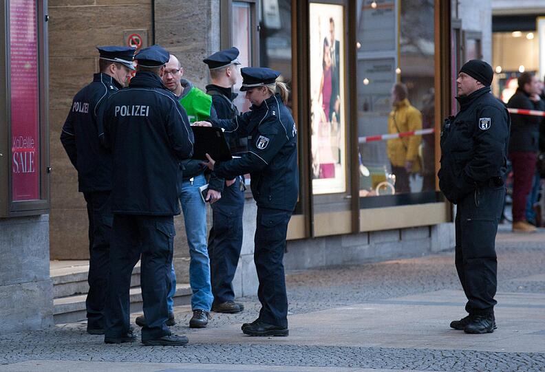Kurz vor Weihnachten haben fünf Täter den Seiteneingang des KaDeWes gestürmt und ein Schmuckgeschäft ausgeraubt. Sie sprühten einem Sicherheitsmann Reizgas ins Gesicht, zerschlugen Schmuckvitrinen und flohen dann in einem dunklen Auto.