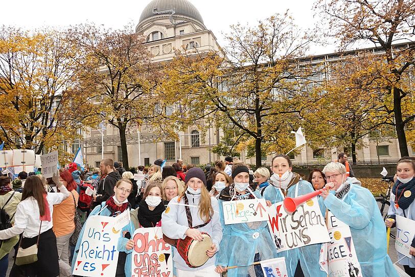 &bdquo;Du wirst auch mal alt&ldquo;, &bdquo;Wir sehen uns&ldquo; &ndash; die Demonstranten erinnern auf Plakaten daran, dass das Problem früher oder später jeden betrifft.
