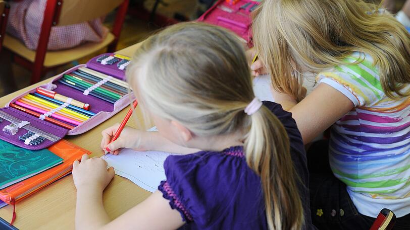 Vier Ganztagsklassen müssen deswegen ins Hauptgebäude der Schule verlagert werden. (Symbolbild)