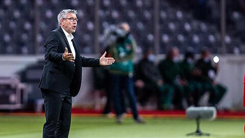 Union-Trainer Urs Fischer (l) steht gestikulierend am Spielfeldrand.