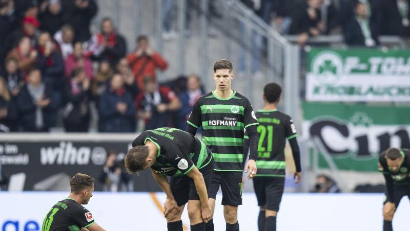 Die Spieler aus Fürth reagieren unzufrieden nach dem Spiel.