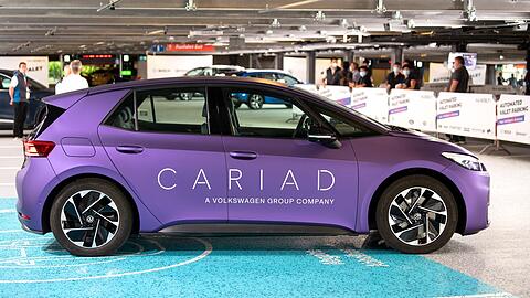 Ein Elektroauto von VW mit dem Aufdruck der Sparte "Cariad" ist während der Internationalen Automobil-Ausstellung (IAA Mobility) zu sehen.
