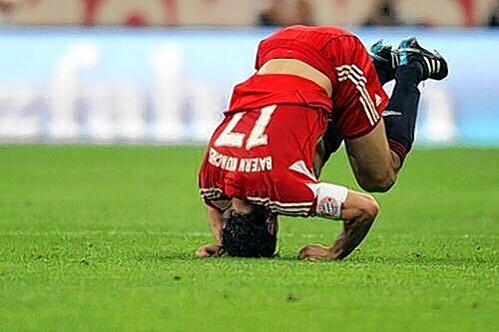 Es ist nicht so, dass Mark van Bommel hier vor Freude einen Purzelbaum schlägt in der Partie gegen Werder Bremen. Doch wirklich rund läuft&rsquo;s auch nicht.
