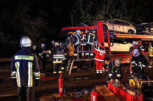 Schwerer Verkehrsunfall bei einem Überholmanöver auf der B12: die Bilder.