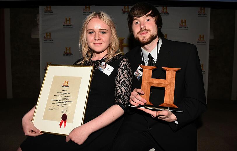 Schülerin Nicole Hoffmann (Schauspiel/Katharina) und Berd Tönissen (Kameramann) von der Robert-Junk-Gesamtschule in Krefeld, Gewinner des History Award 2015 der neunten bis elften Klasse, posieren stellvertretend für die gesamte Klasse.