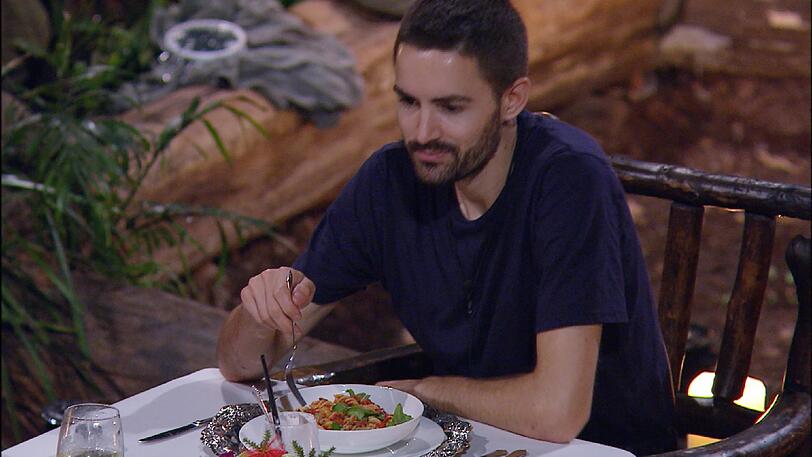 Am Abend gönnen sich die Finalisten das letzte gemeinsame Abendessen im Camp.