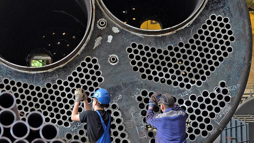 Mitarbeiter des Anlagenbauers VKK arbeiten an einem Gasbrennkessel für einen Kunden in Russland.
