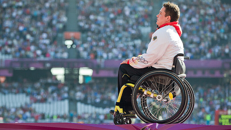 Beinahe andächtig: Die Münchnerin Birgit Kober genießt bei der Siegerehrung nach ihrem Paralympics-Triumph die Nationalhymne.