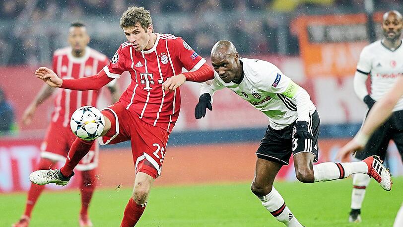 Im Champions-League-Flow: Bayern-Star Thomas Müller (l.), hier gegen Besiktas-Kapitän Atiba Hutchinson.