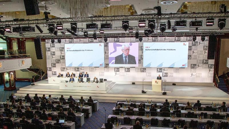 Der scheidende Ligapräsident Reinhard Rauball bei seiner Abschiedsrede bei der DFL-Generalversammlung. Der scheidende Ligapräsident Reinhard Rauball bei seiner Abschiedsrede bei der DFL-Generalversammlung.