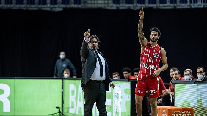Bayern-Trainer Andrea Trinchieri (links) und Nick Weiler-Babb.