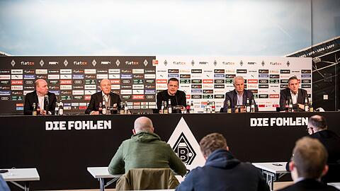 Auf einer Pressekonferenz begründete Gladbachs Sportdirektor Max Eberl (M) seinen Rücktritt.