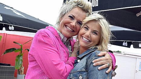 Beatrice Egli (r.) scheint Inka Bause (l.) sehr sympathisch zu sein.