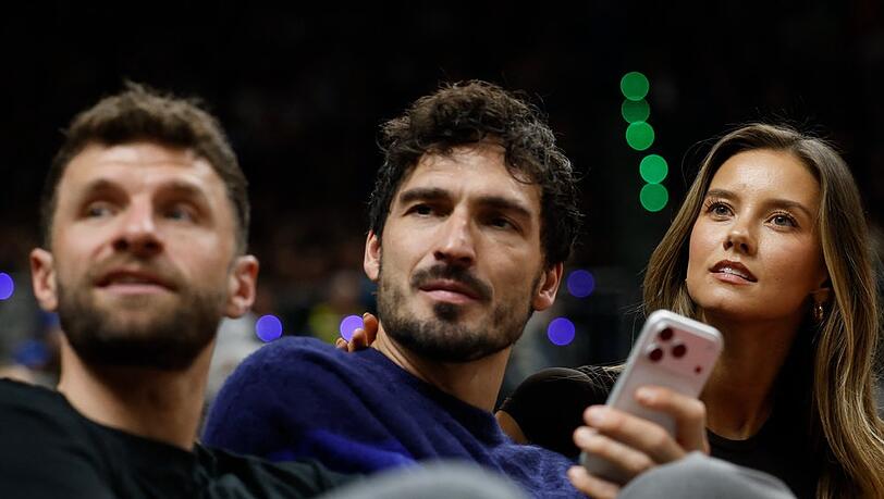 Thomas M&uuml;ller (l.) mit Mats Hummels und Nicola Cavanis beim NBA-Spiel in Berlin.