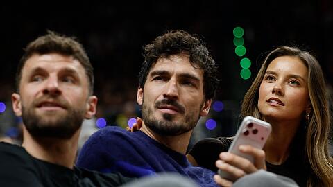 Thomas M&uuml;ller (l.) mit Mats Hummels und Nicola Cavanis beim NBA-Spiel in Berlin.