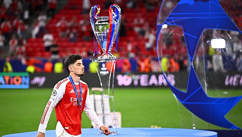 Kai Havertz geht nach dem verlorenen Finale der Champions League am Pokal vorbei. Kai Havertz geht nach dem verlorenen Finale der Champions League am Pokal vorbei.