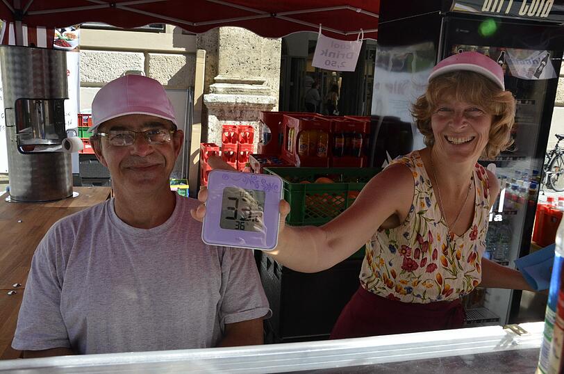 33 Grad und Würstl? Nicht unbedingt die beste Idee. Günter Winkler und Christina Utermark halten hinter ihrem Grill auf der Kaufinger trotzdem die Stellung. 
Den ganzen Tag brutzeln sie für einen guten Zweck: Die Einnahmen gehen an den Kindergarten &bdquo;Apfelbäumchen&ldquo;. 
Das Lachen haben sie immerhin nicht verlernt. Den beiden macht&rsquo;s sichtlich Spaß. Das lockt Kunden an. Erstaunlich viele ziehen das Würschtl dem Eis vor.