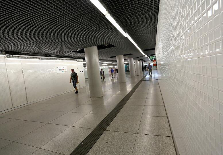 Ganz in Weiß: Der Umbau des Zwischengeschosses unterm Bahnhofsvorplatz ist fast abgeschlossen.