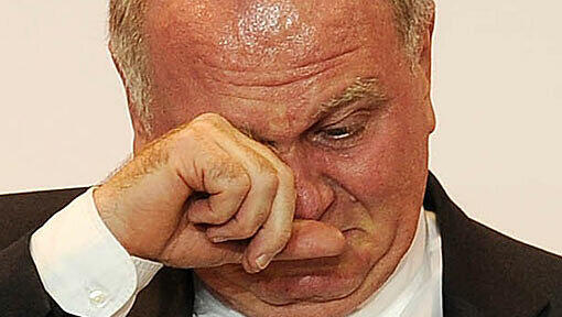 Bayern-Präsident Uli Hoeneß während der letztjährigen Hauptversammlung des FC Bayern. Bayern-Präsident Uli Hoeneß während der letztjährigen Hauptversammlung des FC Bayern.
