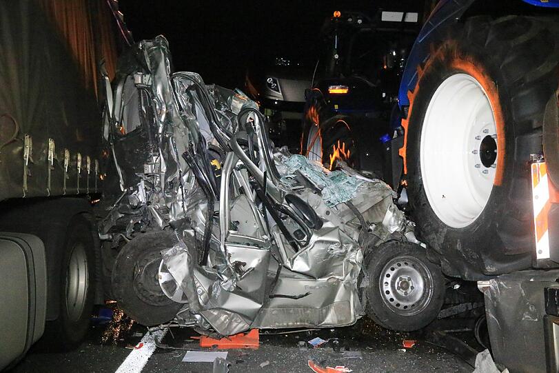 Es grenzt an ein Wunder, dass der Fahrer des Transporters diesen Unfall überlebt hat.