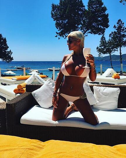 Was braucht Frau mehr: Sonne, Cocktail, Meer.