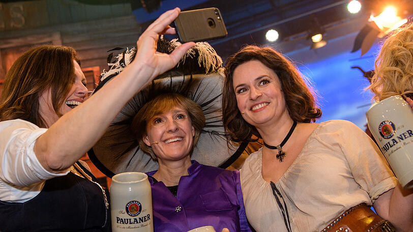 Längst schon ein Klassiker: Ilse Aigner(l.) mit ihrem Double Angela Ascher (r.)