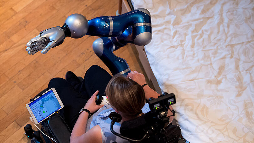 Die Roboter solle ndie Pflegekräfte nicht ersetzen sondern unterstützen, sagt Bayerns Wirtschaftsminister Franz Josef Pschierer.