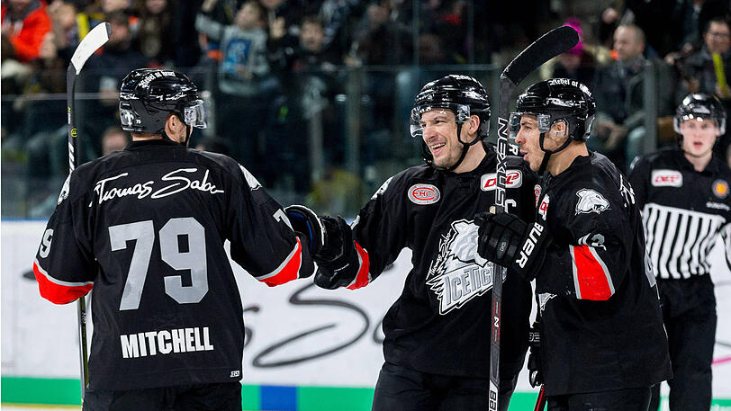 Gemeinsame Nürnberger Zeiten: John Mitchell (l.) und Yasin Ehliz (r., hier mit Patrick Reimer), die jetzt beide beim EHC spielen.