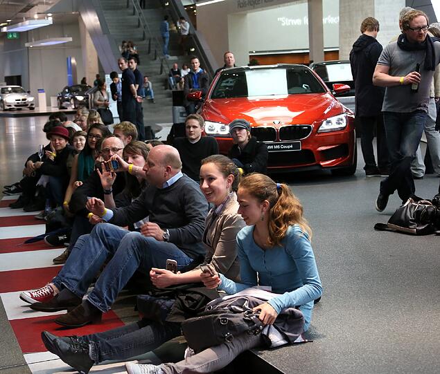 Wer keinen Platz mehr bekam, machte es sich zwischen den Autos gemütlich und verfolgte das Konzert per Videoübertragung.