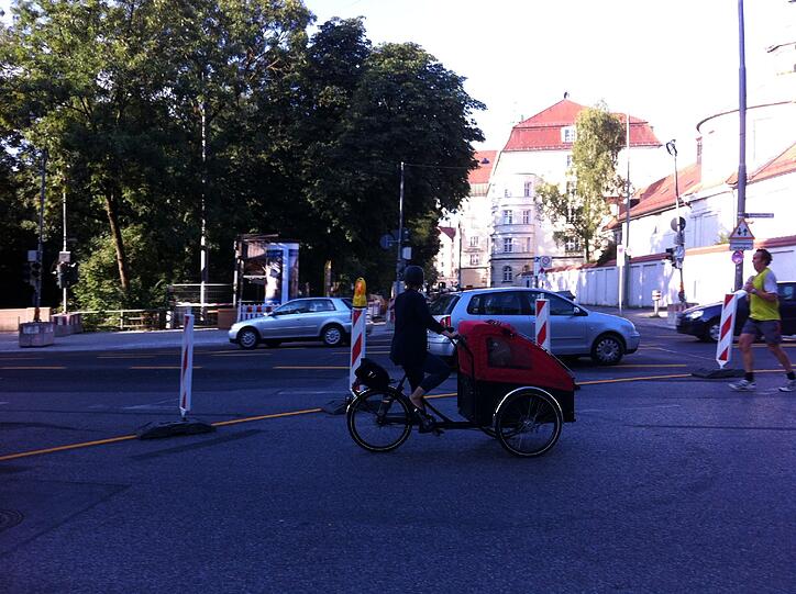 ... viele Radler fahren hinter der Absperrung weiter, dort haben sie mehr Platz...