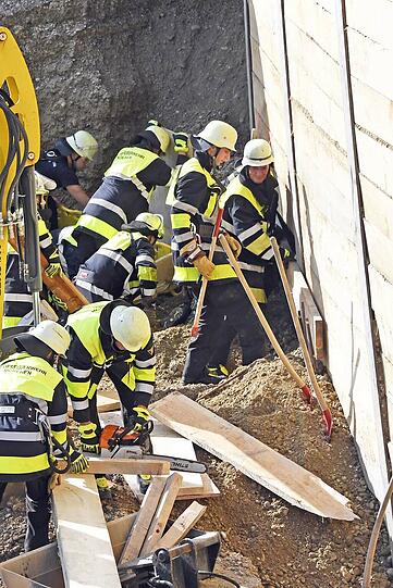 Rund zwei Dutzend Rettungskräfte halfen zusammen, um den Bauarbeiter aus der Baugrube zu befreien - die Bilder der dramatischen Rettung am Donnerstag.