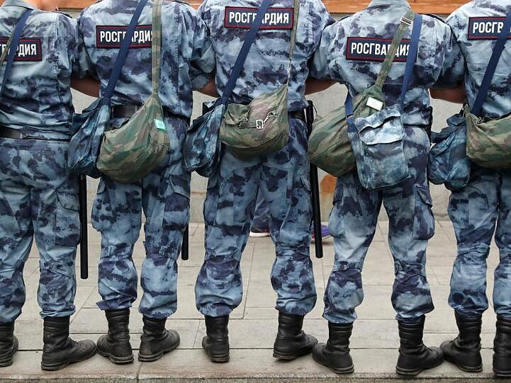 Polizisten stehen bei den Protesten in einer dichten Reihe.