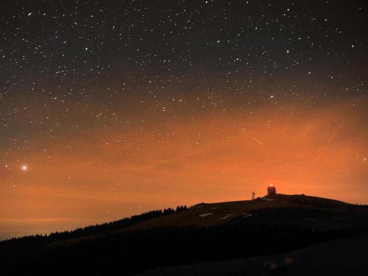 Die Nachtaufnahme zeigt unter einem Sternenhimmel die Radarstation auf der Wasserkuppe. Foto: Arnulf Müller