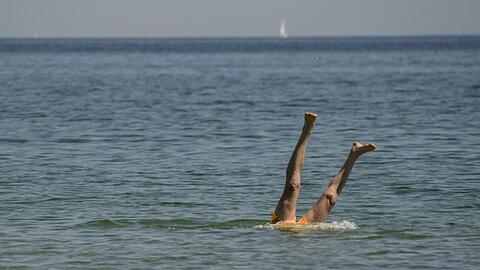 Trotz coronabedingter Einschränkungen haben sich zu Beginn des Pfingstwochenendes viele Menschen auf den Weg zur Ost- und Nordseeküste gemacht.