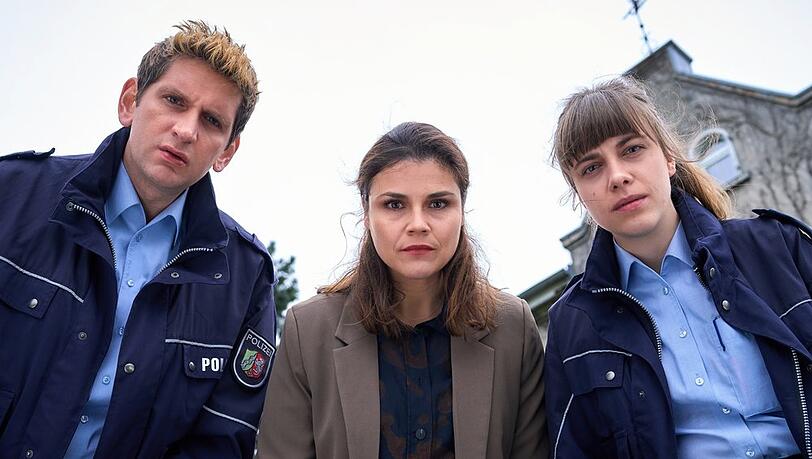 "Mord mit Aussicht: Furcht und Schrecken": Heino Fuß (Sebastian Schwarz, l.), Marie Gabler (Katharina Wackernagel, m.) und Jenny Dickel (Eva Bühnen, r.) begutachten die Unfallstelle, an der Ewald Schlichtings Grill gerade explodiert ist.