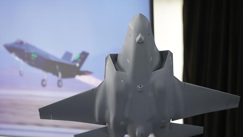 Das Modell des amerikanischen Tarnkappenbombers F35 - in Weeze soll künftig dessen Rumpfmittelteil gefertigt werden.