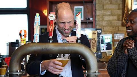 Prinz William zapft ein Bier im "Prince of Peckham Pub". Prinz William zapft ein Bier im "Prince of Peckham Pub".