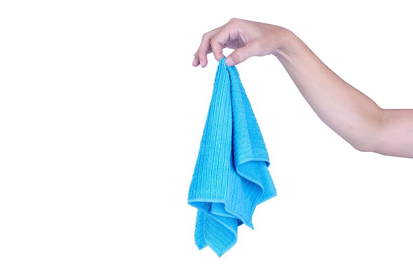 Dreckige Putzlappen sind echte Keimschleudern! Deshalb sollten Sie Ihre Putzutensilien wie Lappen, Schw&auml;mme oder B&uuml;rsten regelm&auml;&szlig;ig austauschen. Doch keine Sorge: In der Regel m&uuml;ssen Sie einen Lappen oder Schwamm nicht gleich entsorgen. Geben Sie ihn einfach bei 60 Grad in die Sp&uuml;lmaschine. Das t&ouml;tet die Keime ab.
