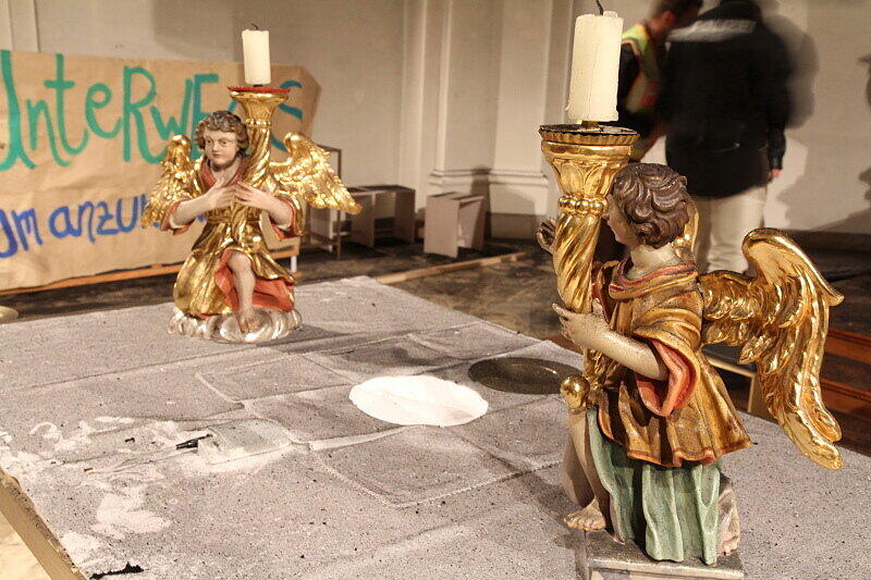 Bilder der Zerstörung. Der Altar in St. Michael brannte komplett ab.
