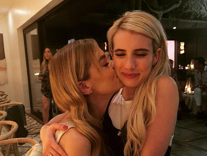 Jaime King gibt Emma Roberts ein Küsschen