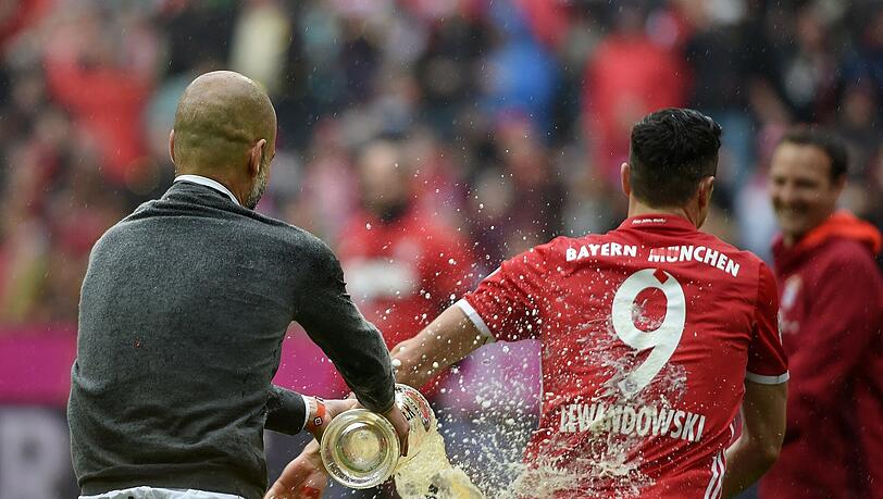 Guardiola übergießt Lewandowski. Am Samstag wird es das nicht geben Guardiola übergießt Lewandowski. Am Samstag wird es das nicht geben