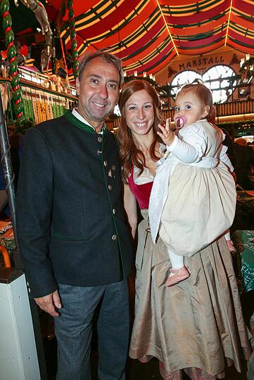 Werner Hochreiter (51) mit Frau Eva (29) und Tochter Ella Josepha (1).