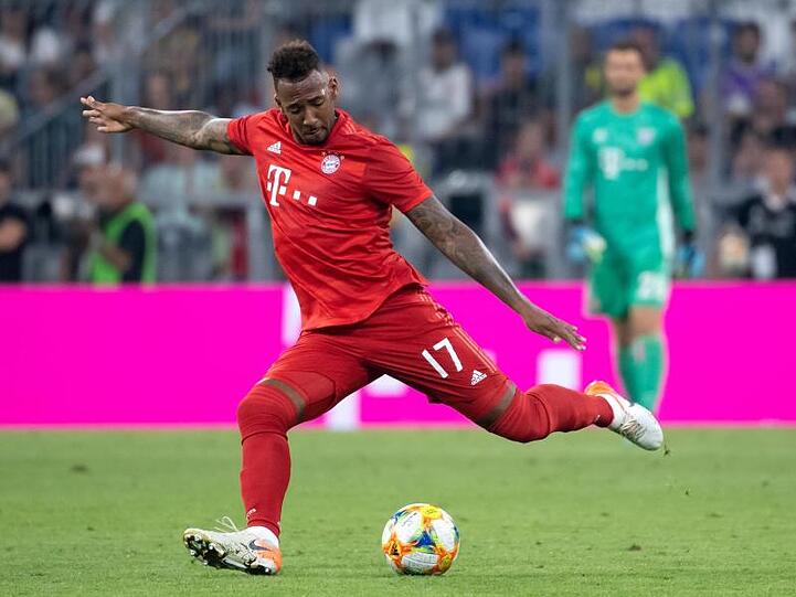Jérôme Boateng spielt den Ball. Foto: Sven Hoppe/dpa