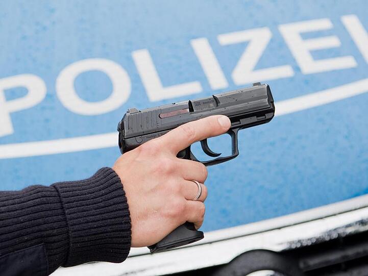Polizei Dienstwaffe. Foto: Julian Stratenschulte/Archivbild