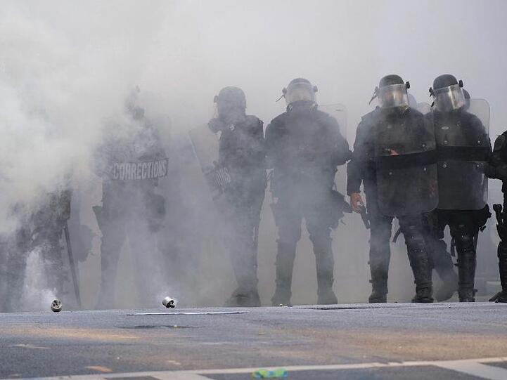 Polizisten während eines Protests in Atlanta inmitten einer Tränengaswolke.