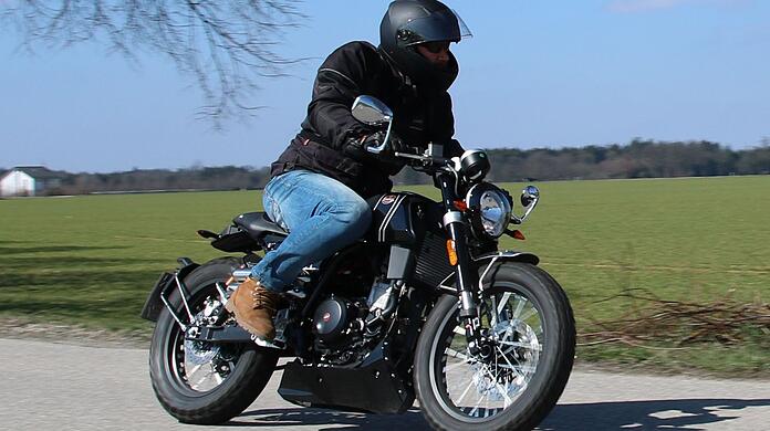 Kleiner Feger: Die F.B Mondial 300i ABS lässt sich herrlich leicht um die Ecke schwingen.