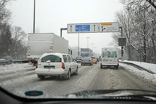 Schwierige Straßenverhältnisse dank des Schnees