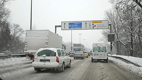 Schwierige Straßenverhältnisse dank des Schnees Schwierige Straßenverhältnisse dank des Schnees