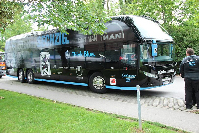 Das ist der neue Teambus des TSV 1860 München.